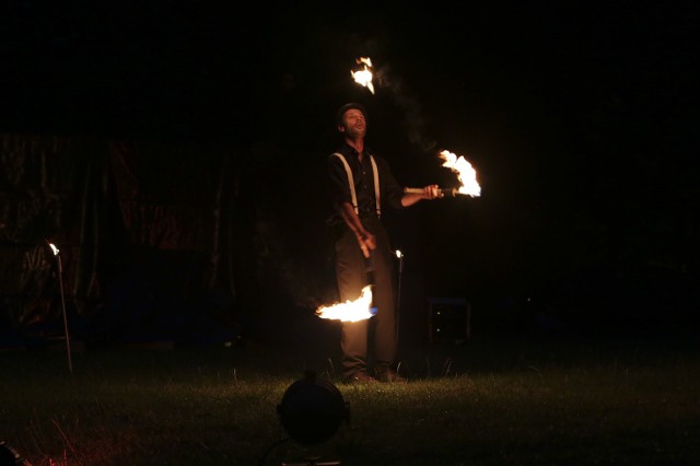Pokaz ogniowy w wykonaniu grupy Human Art z PortugPokaz ogniowy w wykonaniu grupy Human Art z Portugalii w Parku Kultury i Wypoczynku.