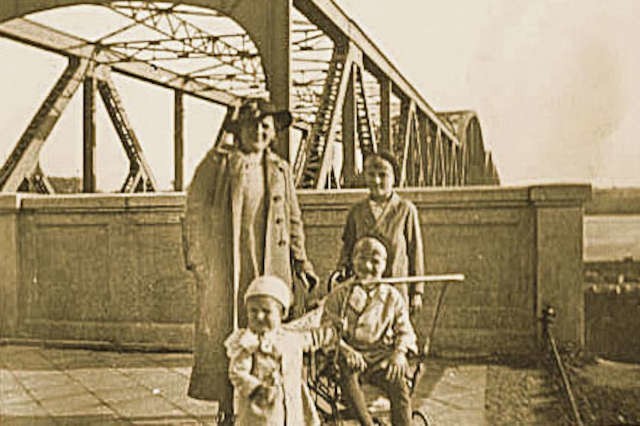 1934 r. Rozalia Klemp z dziećmi przed toruńskim mostem...