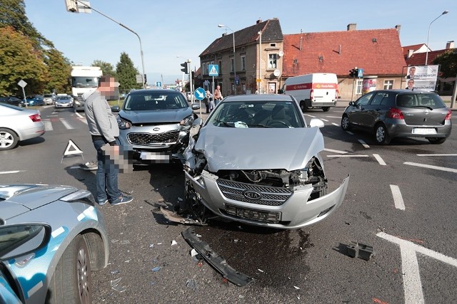 Do zderzenia dwóch samochodów kia doszło w piątek, 20 września, na skrzyżowaniu ulic Dąbrówki Łużyckiej i 1 Maja w Zielonej Górze.Kierujący kią jechał ul. Dąbrówki w kierunku ul. 1 Maja. Miała zielone światło. Z ul. 1 Maja jechała kierująca drugą kią. Skręcała w ul. Łużycką. Niestety uderzyła w prawidłowo jadącą z ul. Dąbrówki kię. Oba samochody zostały mocno rozbite. Na szczęście nikomu nic się nie stało. Zdarzenia zostało zakwalifikowane przez policjantów jako kolizja.ZIELONA GÓRA. Ford wjechał pod skodęWIDEO: Pościg za skradzioną w Niemczech toyotą. Jej kierowca narażał życie swoje i innych uczestników ruchu