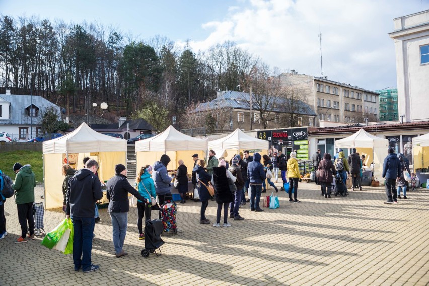 Koronawirus w Krakowie. Targ pietruszkowy w Podgórzu. Na placu nie widać paniki [ZDJĘCIA]