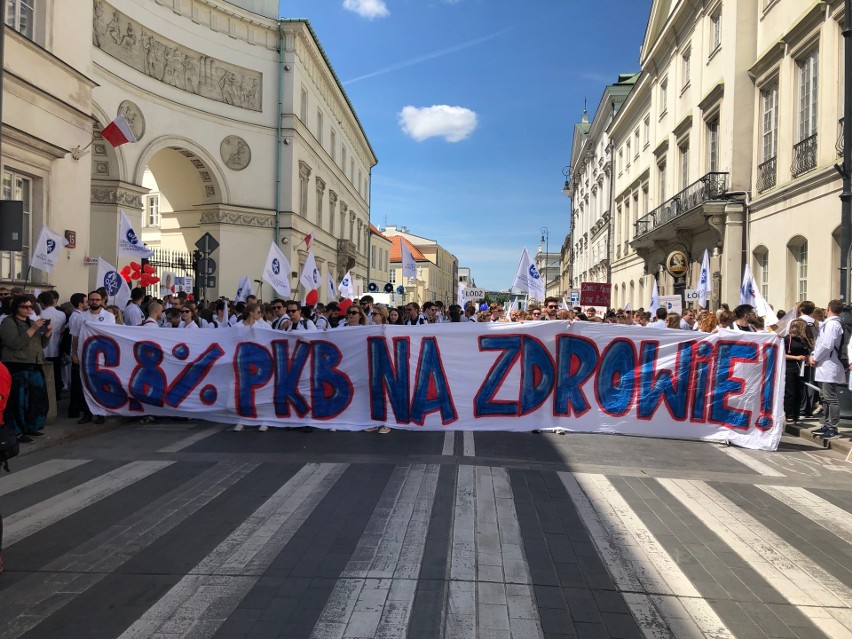 Lekarze z Łodzi protestowali 1 czerwca w stolicy. Domagali się większych nakładów na służbę zdrowia