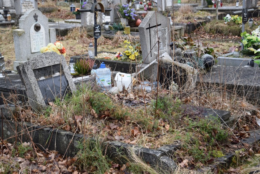 Zniszczone nagrobki, połamane krzyże, trawa zarastająca mogiły. Tak wygląda cmentarz w kędzierzyńskim Śródmieściu