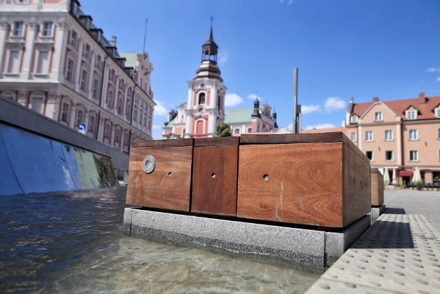 Na poznańskim placu Kolegiackim ujawniło się kilka niedoróbek, które psują efekt końcowy remontu. Jedną z nich są wypaczone i przetarte drewniane obudowy przy fontannie.Przejdź do kolejnego zdjęcia ---> 