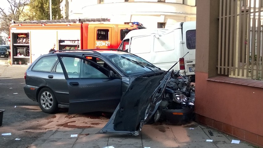 Groźny wypadek na skrzyżowaniu Nawrot i Wodnej. 4 osoby ranne [ZDJĘCIA+FILM]