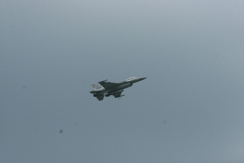 F-16, Mi24 i spadochroniarze w akcji nad lotniskiem w Łososinie Dolnej [ZDJĘCIA, WIDEO]