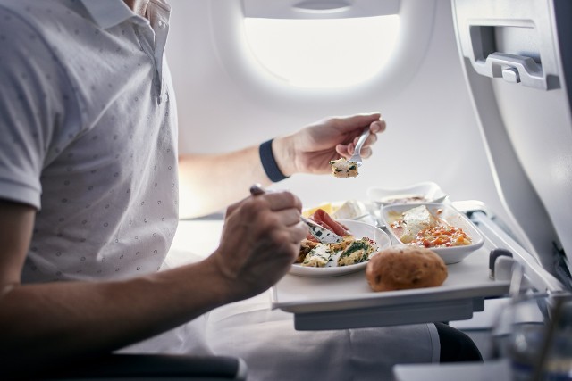 Co można zjeść na pokładzie samolotu? Zapytaliśmy o to osoby, które często podróżują.