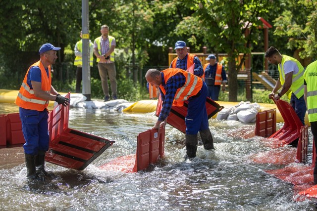 Ulica Cedrowa pod wodą! Służby ćwiczyły ochronę przeciwpowodziową