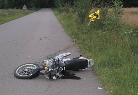 16-letni motorowerzysta zjechał na lewe pobocze i uderzył w słup.