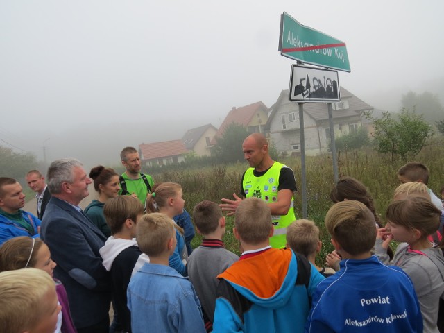 Przemek Ignaszewski (w zółtej koszulce)  w otoczeniu uczniów SP 3 w Aleksandrowie Kujawskim. Z lewej Jerzy Erwińaki, zastępca burmistrza. W zielonej koszulce Andrzej Rauchfeisz.