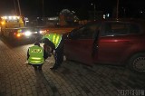 Kolizja w Opolu. Pijany kierowca passata spowodował stłuczkę i uciekał z... poszkodowanym kierowcą w drzwiach