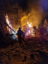 Nocny pożar domku letniskowego w Gorcach. Budynek spłonął doszczętnie ZDJĘCIA