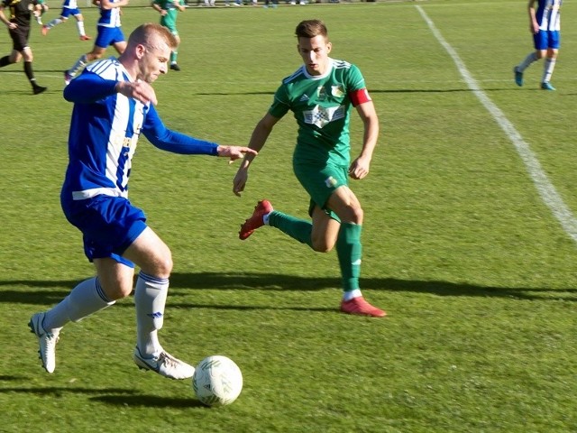 Sokół Sieniawa (biało-niebieskie stroje) pokonał Chełmiankę Chełm 2:1 w meczu 3 ligi.