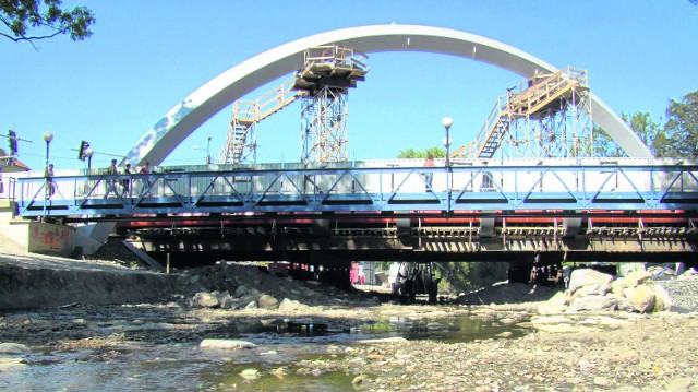 Nowy most na Wieprzówce w Andrychowie będzie podtrzymywany przez gigantyczne ramię.