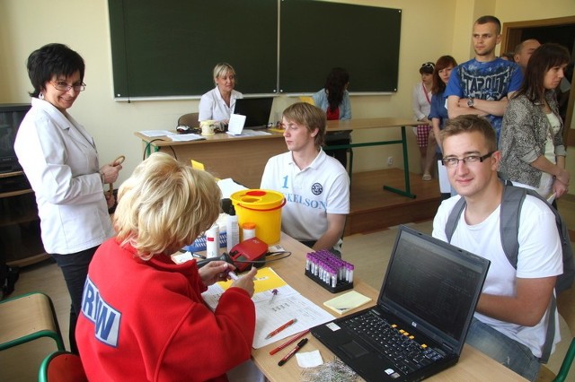 Kuba Fastek, student administracji publicznej i Mateusz Szymala, student politologii oddali próbki krwi, żeby zapisać się do rejestru niespokrewnionych dawców komórek macierzystych.