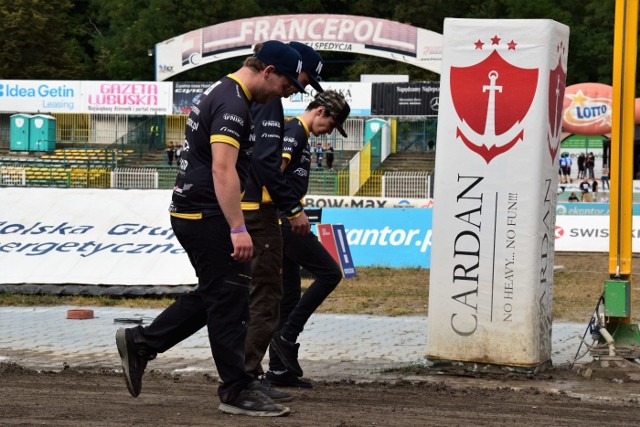 Przed meczem Falubaz Zielona Góra - Grupa Azoty Unia Tarnów zajrzeliśmy do parku maszyn aby zobaczyć, jak zawodnicy obu drużyn przygotowują się do tego arcyważnego meczu. Zobacz galerię zdjęć!Zobacz też: TYLKO W LEWO odcinek 23