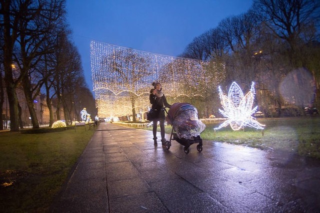 Świąteczne iluminacje na ul. Sienkiewicza w Słupsku.