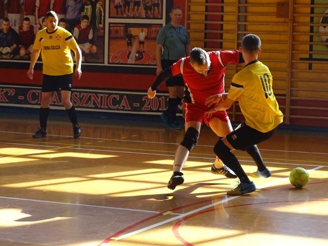 Czaruje futbolówkę Adam Woźniak (na czerwono) Gołcza w żółtych barwach