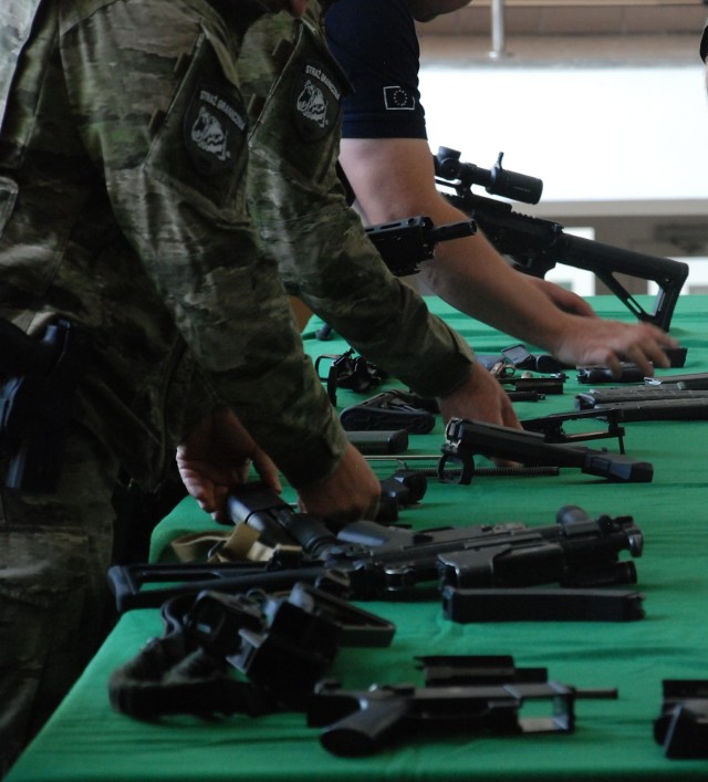 Na polsko-ukraińskich przejściach granicznych w Medyce i Korczowej służby graniczne szkoliły się w wykrywaniu przemytu broni i amunicji. Ich doświadczenia posłużą do przygotowania podręcznika dla wszystkich służb granicznych Unii Europejskiej.