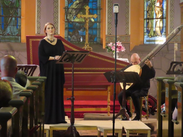 Dagmara Barna wykonała m.in. dwie pieśni z towarzyszeniem teorby, na której zagrał Maciej Kończak.