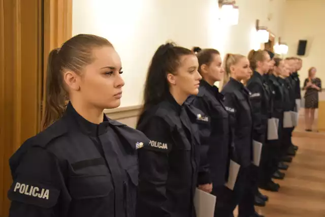 Nowi funkcjonariusze policji ślubowali na sztandar w Komendzie Wojewódzkiej Policji w Opolu.