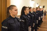 Oto nowi policjanci i policjantki z garnizonu opolskiego. Teraz jadą na szkolenie