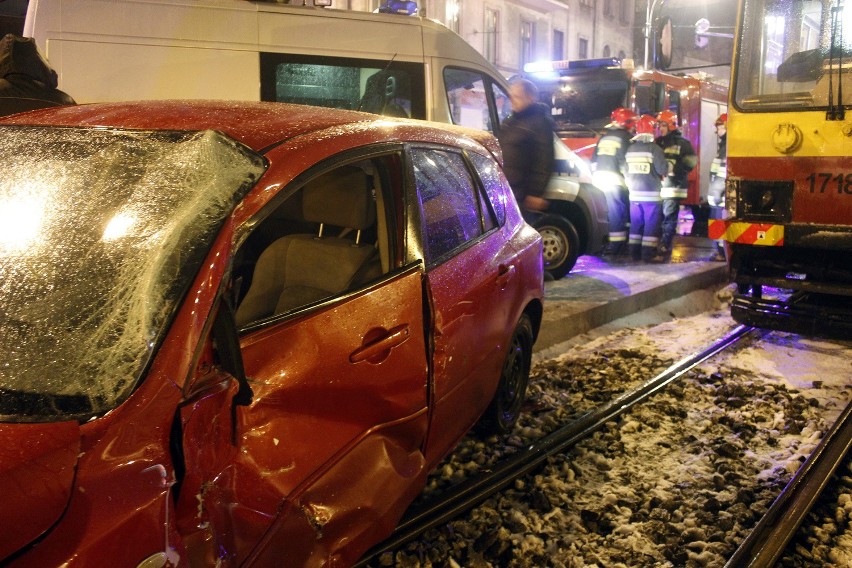 Pijany kierowca wjechał mazdą pod tramwaj na skrzyżowaniu...