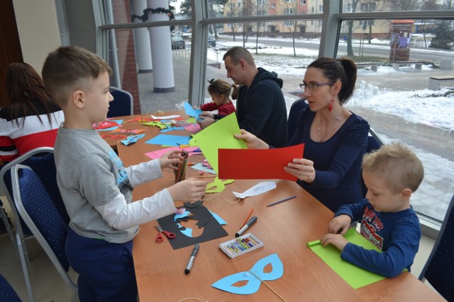 W "kuli" Soleckiego Centrum Kultury wiele się dzieje. Spotykają się tu m.in. dzieci wraz z rodzicami na zajęciach plastycznych. W czasie karnawału robiono stroje i maski.