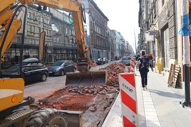 Remont Jaracza w Łodzi zakończył się pod koniec ubiegłego roku. Nowa nawierzchnia z kostki klinkierowej na remontowanym odcinku m.in. obok siedziby Teatru im. Stefana Jaracza została właśnie zerwana.