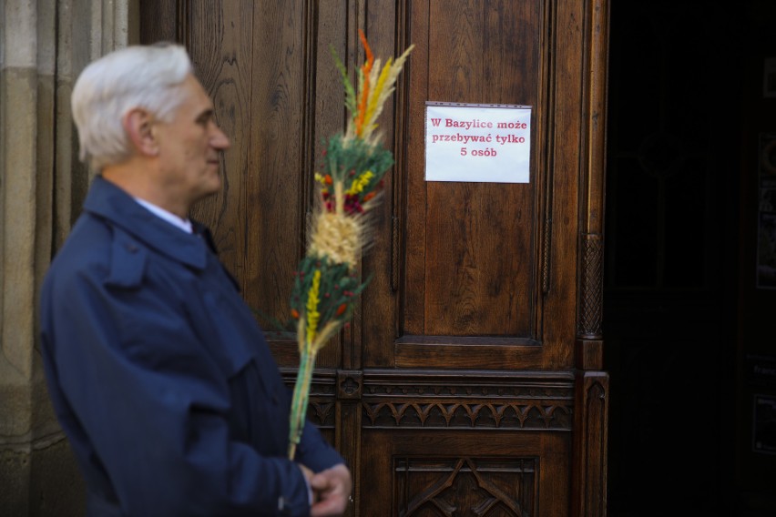 Kraków. Niedziela Palmowa w cieniu koronawirusa. W niektórych kościołach... więcej niż 5 wiernych