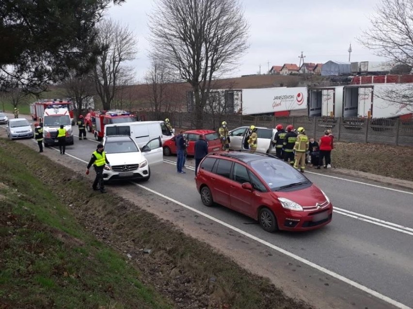 Wypadek na drodze krajowej 20 w Glinczu 30.03.2021 r. Dwie osoby w szpitalu