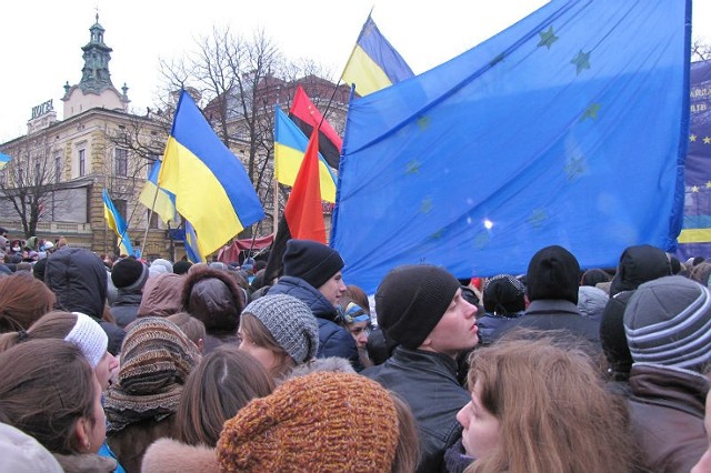 Manifestacja we Lwowie przed budynkiem opery