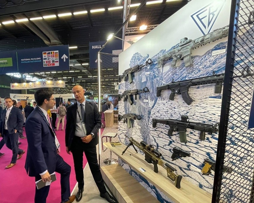 Radomskie Groty i pistolety VIS 100 zaprezentowane na targach zbrojeniowych w Paryżu. Zobaczcie zdjęcia