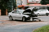 Kolizja na skrzyżowaniu ulic Leszka Czarnego i Lwowskiej w Rzeszowie. BMW wjechało w volkswagena i słup sygnalizacyjny [ZDJĘCIA, WIDEO]