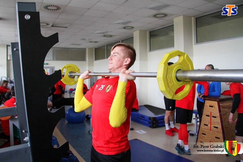 Piłkarze Korony Kielce ciężko trenują, przygotowując się do...
