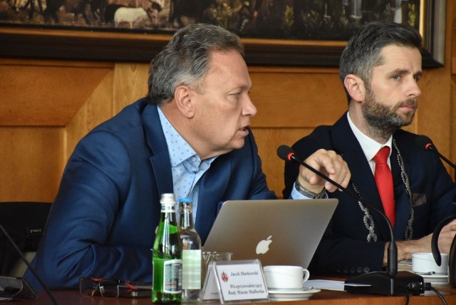 - Ogłaszanie 15-godzinnego naboru uważam za nieetyczne, nierzetelne i nieuczciwe - mówi Jacek Markowski, wiceprzewodniczący Rady Miasta Malborka (po lewej).
