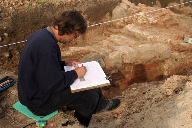 Łukasz Reczulski, doktorant Instytutu Archeologii Uniwersytetu Łódzkiego opisuje konstrukcje fundamentowe. Naukowy badali teren, na którym stał magnacki dwór Sapiehów.