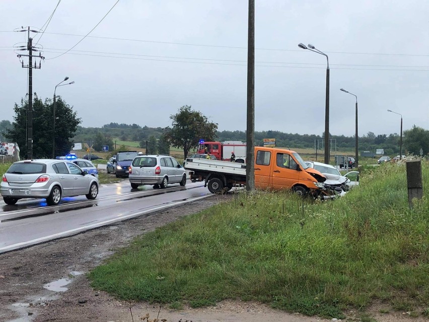 Piątnica. Wypadek na skrzyżowaniu DK63 i DW668. Oba pojazdy wylądowały w rowie (zdjęcia)