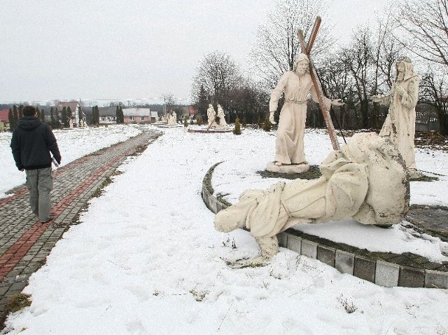 Przewrócona przez wandala figura Matki Boskiej.