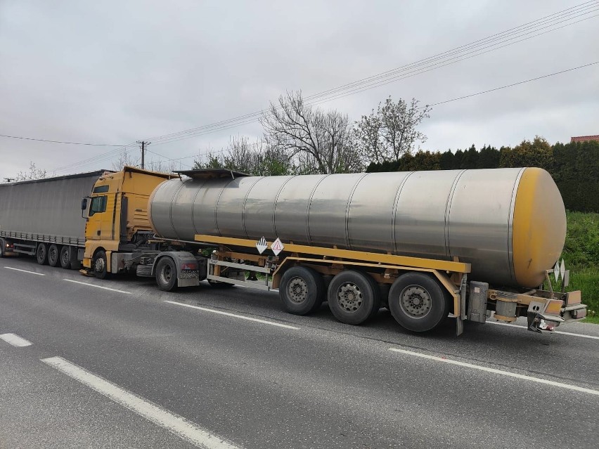 Zderzenie trzech ciężarówek na drodze krajowej numer 73 w Busku - Zdroju. Były utrudnienia