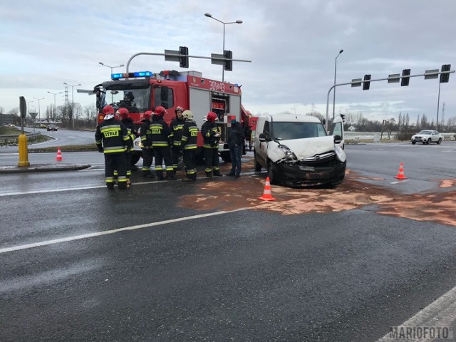 Zderzenie samochodów na skrzyżowaniu ulicy Częstochowskiej z obwodnicą Opola.