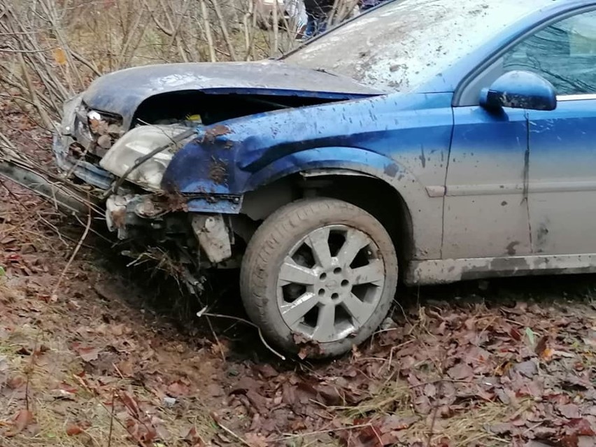 Kurki. Groźny wypadek. Opel uderzył w skarpę i dachował (zdjęcia)