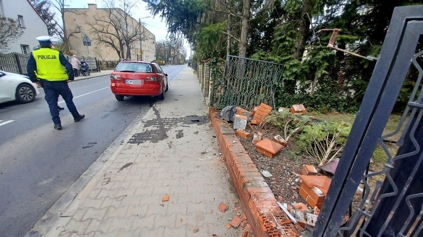 Wypadek na Stabłowicach. Pijany kierowca potrącił dwie osoby i wjechał w ogrodzenie