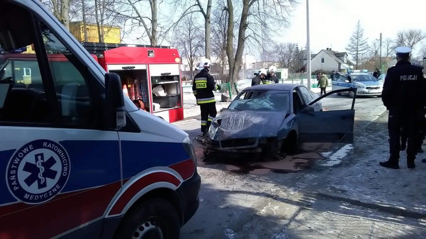 Wypadek w Wolicy. Samochód uderzył w ogrodzenia, jedna osoba trafiła do szpitala