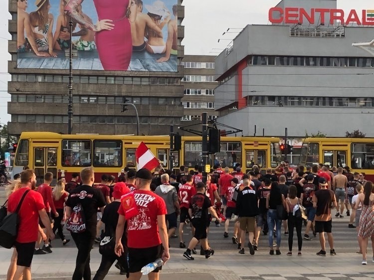 Derby Łodzi. 65. derby Łodzi. Kibice Widzewa już jadą na stadion. Maszerowali ulicą Piotrkowską ZDJĘCIA