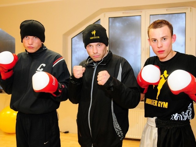 (w środku) powalczy w walce wieczoru. W turnieju wezmą też udział jego podopieczni: Daniel Jędrzejewski (z prawej) i Marcin Jankowski (z lewej).