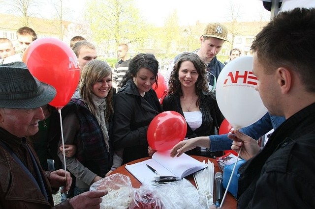 Młodzież mogła otrzymać ulotki informacyjne o Akademii Humanistyczno - Ekonomicznej w Łodzi.