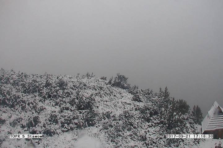 Na Krupówkach ulewy, w Tatrach mocno sypnęło śniegiem