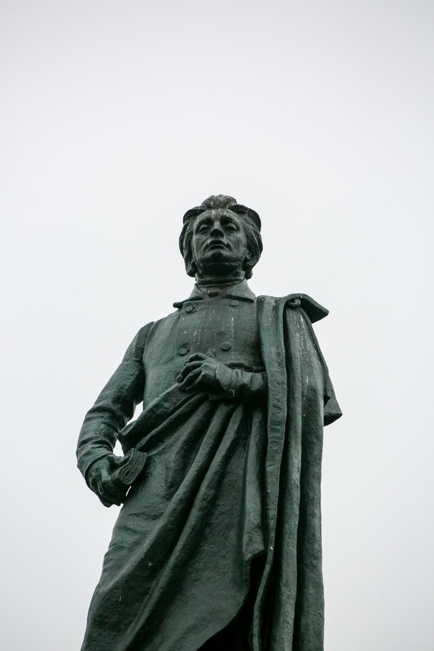 Adam Mickiewicz stoi na Rynku Głównym w Krakowie już 120 lat