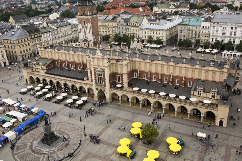 Adam Mickiewicz stoi na Rynku Głównym w Krakowie już 120 lat