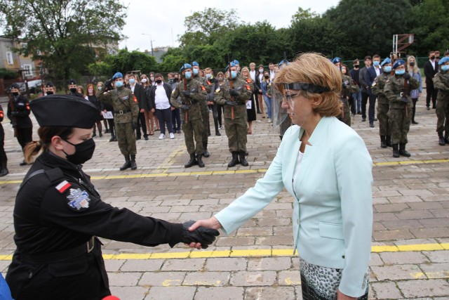 Dyrektor Szkół Zakładu Doskonalenia Zawodowego w Radomiu Katarzyna Kołodziejska powitała 1 września na uroczystym apelu wszystkich uczniów. W radomskich szkołach ZDZ pierwszoklasistów powitała kompania honorowa szkoły i poczet sztandarowy. Łącznie w szkole jest pięć klas pierwszych, liceum, technikum i szkoły branżowej. W inauguracji roku szkolnego wzięli udział także rodzice uczniów, a szczególnym gościem był kapitan Rafał Gałka, przedstawiciel dowództwa Regionalnego Centrum Informatyki w Krakowie. Ta instytucja objęła patronatem klasę informatyczna, jaka powstanie w radomskich szkołach ZDZ już za rok. Po przywitaniu uczniów, wszyscy poznali plany zajęć na spotkaniach z wychowawcami.